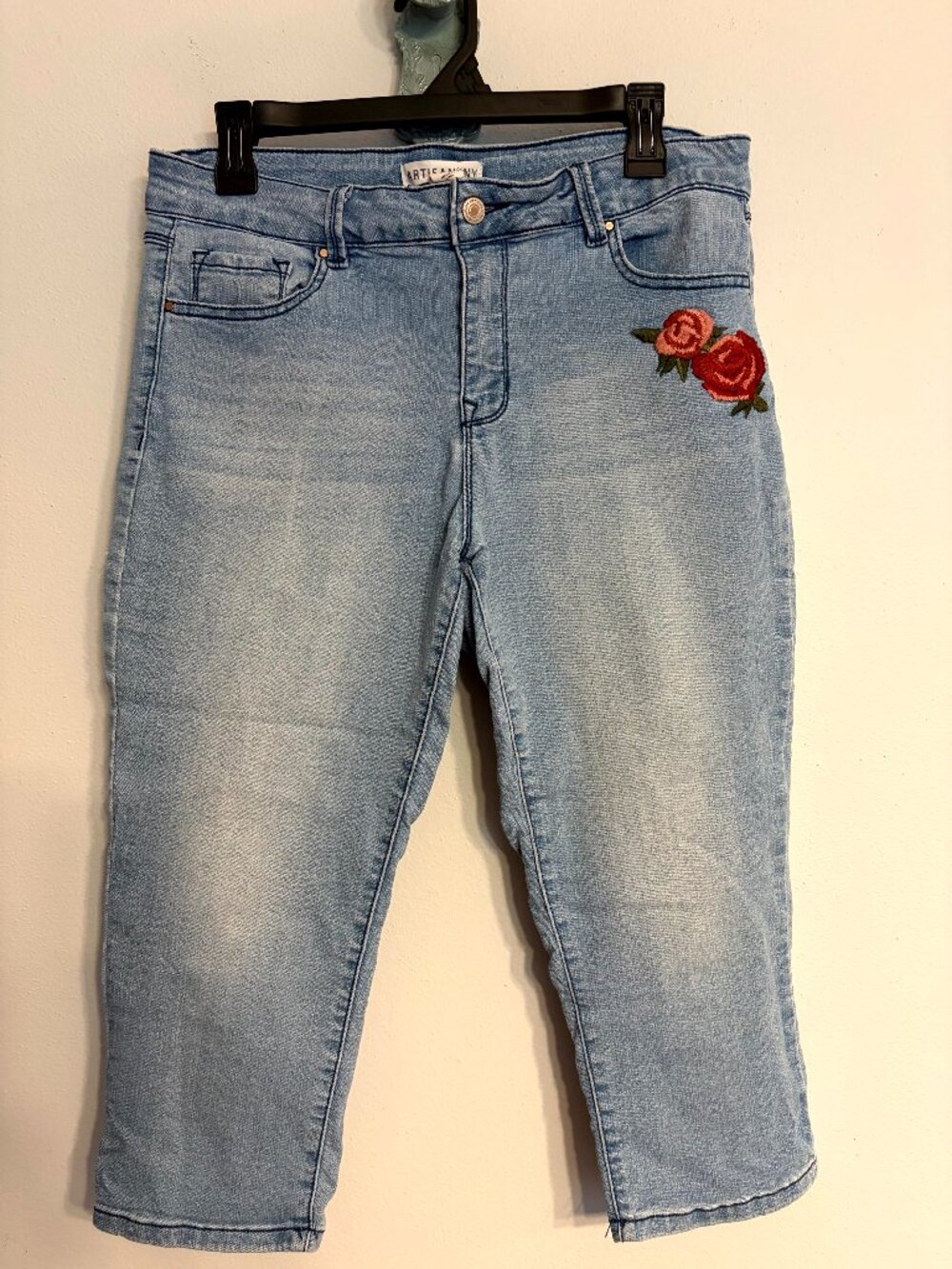 Artisan NY Women's Jean denim capris floral embroidered Size 12